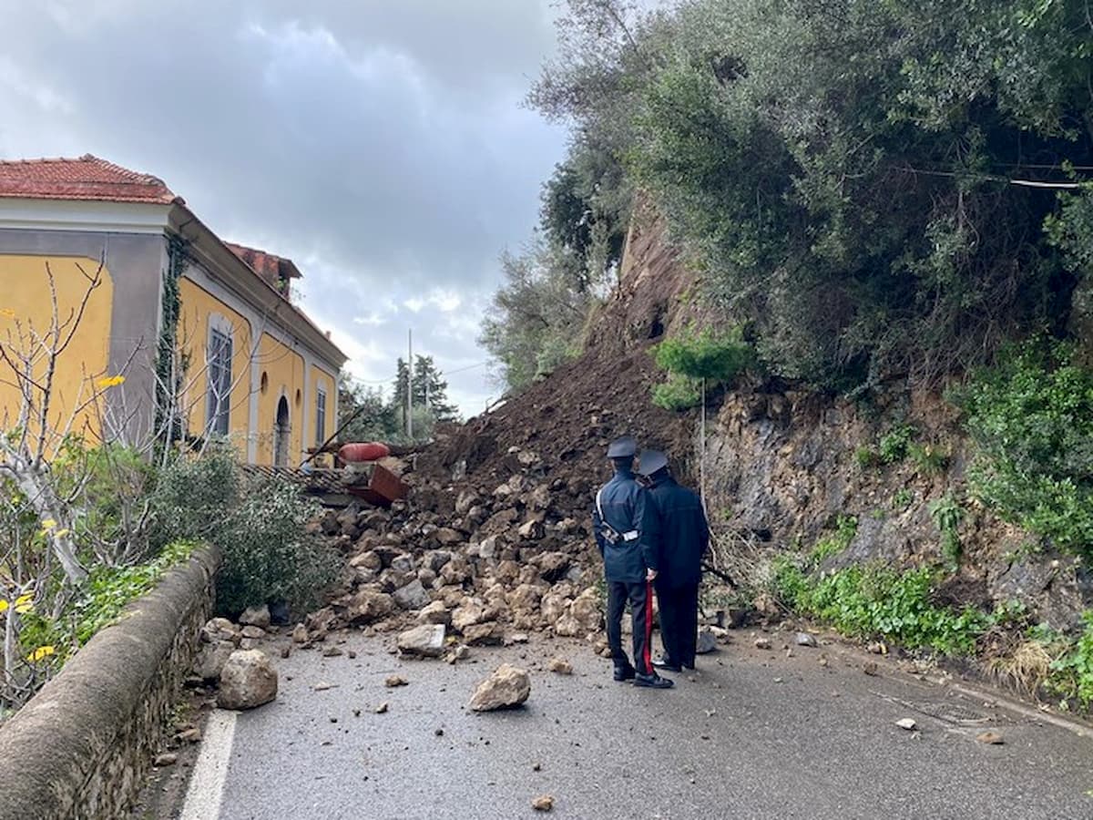 Maiori (Salerno), 10 famiglie sgomberate per una frana in Costiera Amalfitana