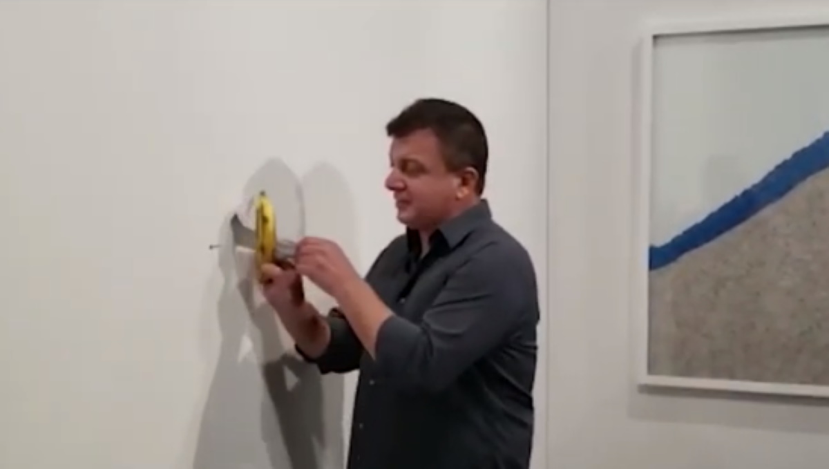 David Datuna mangia la banana costosa di Maurizio Cattelan VIDEO