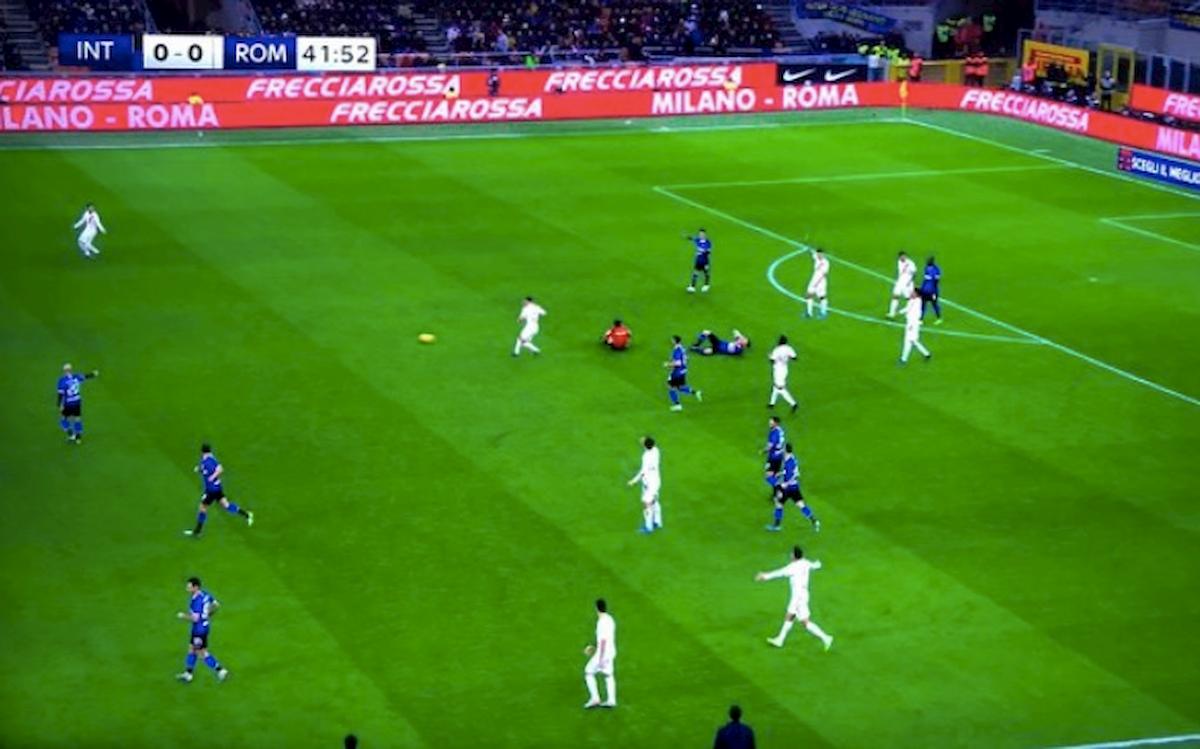 Inter-Roma, De Vrij e l'arbitro Calvarese a terra dopo uno scontro di gioco involontario