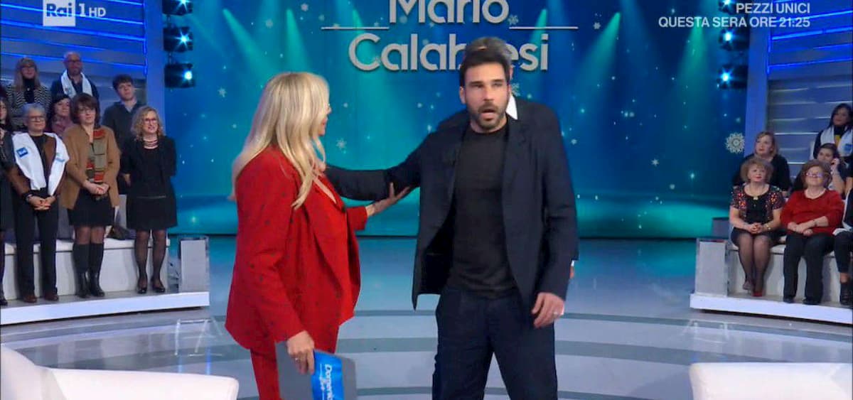 Domenica In, Edoardo Leo rientra in studio. Mara Venier lo ferma: "Siamo in onda"