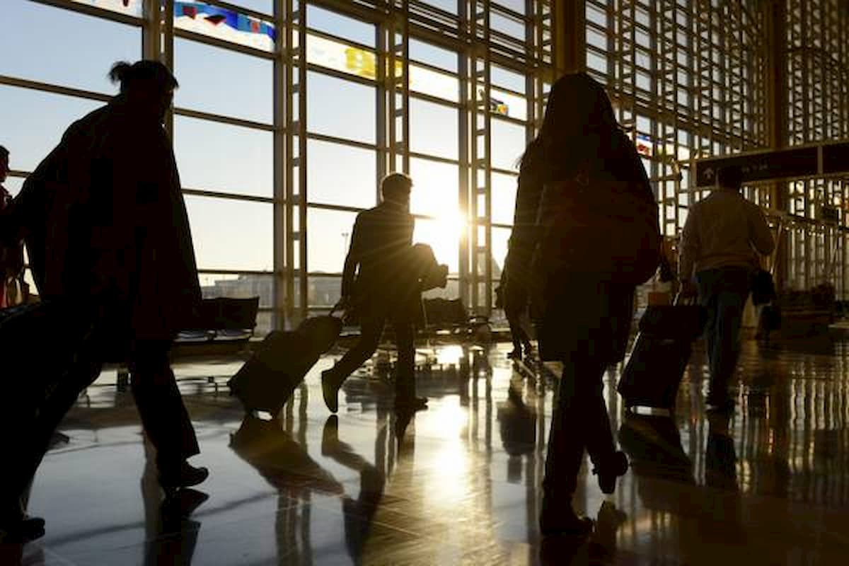 L'Istat: sempre più italiani lasciano il Paese. Per la prima volta diminuiscono i migranti in arrivo