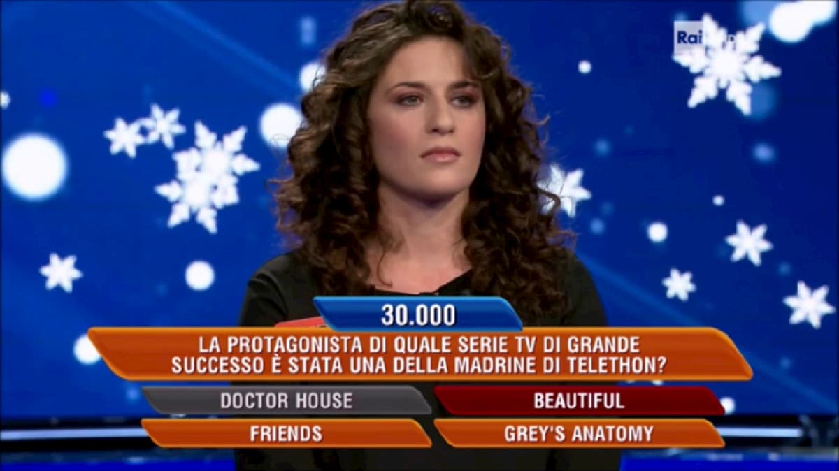 L'Eredità, Insinna suggerisce una risposta ma la concorrente...