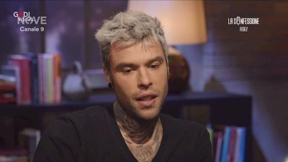 Fedez a rischio sclerosi multipla: cos'è la demielinizzazione