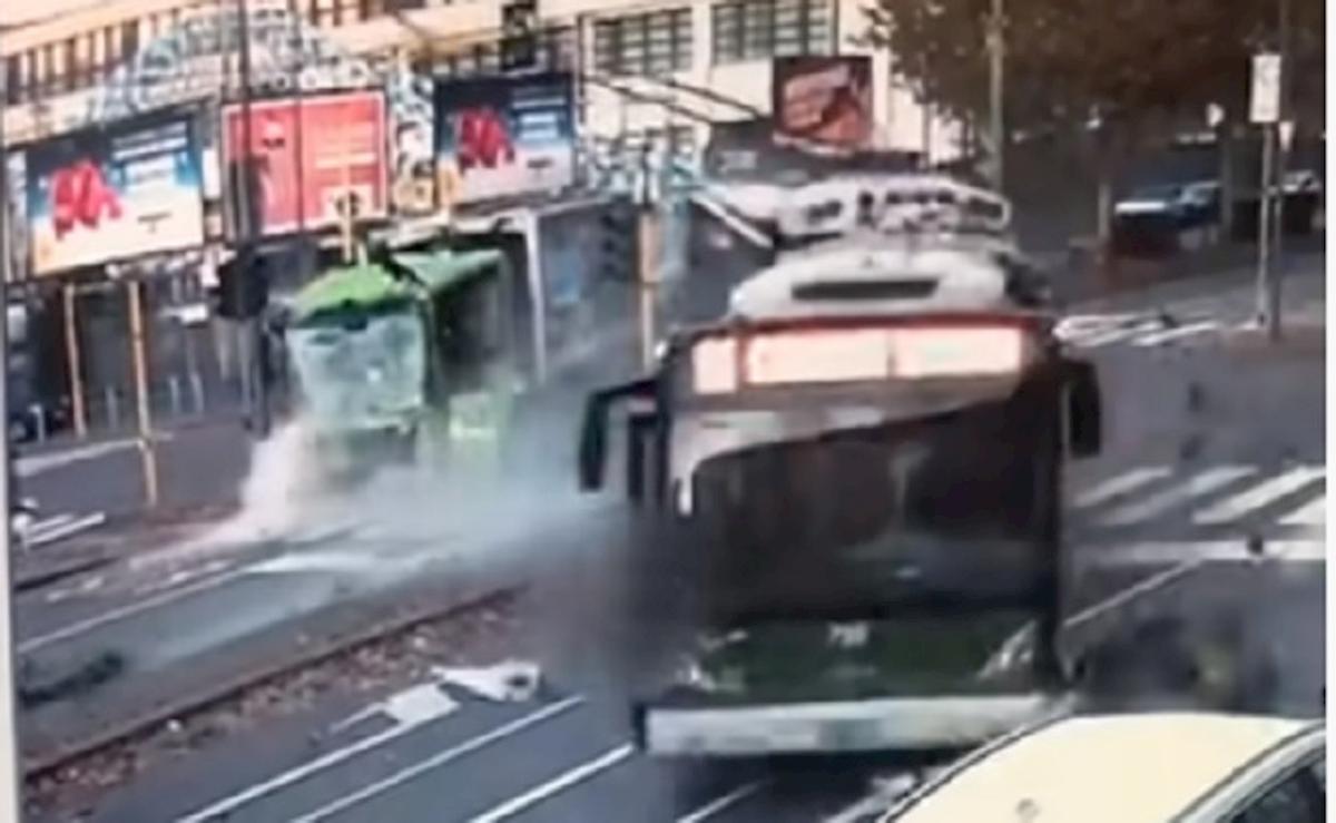 filobus scontro camion milano