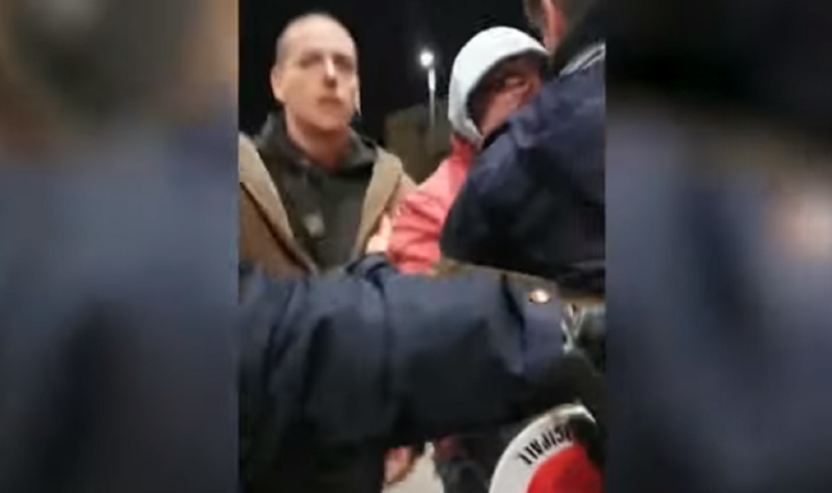 Sindaco di Massa aggredito con spinte e sputi mentre va alla cena di Salvini VIDEO