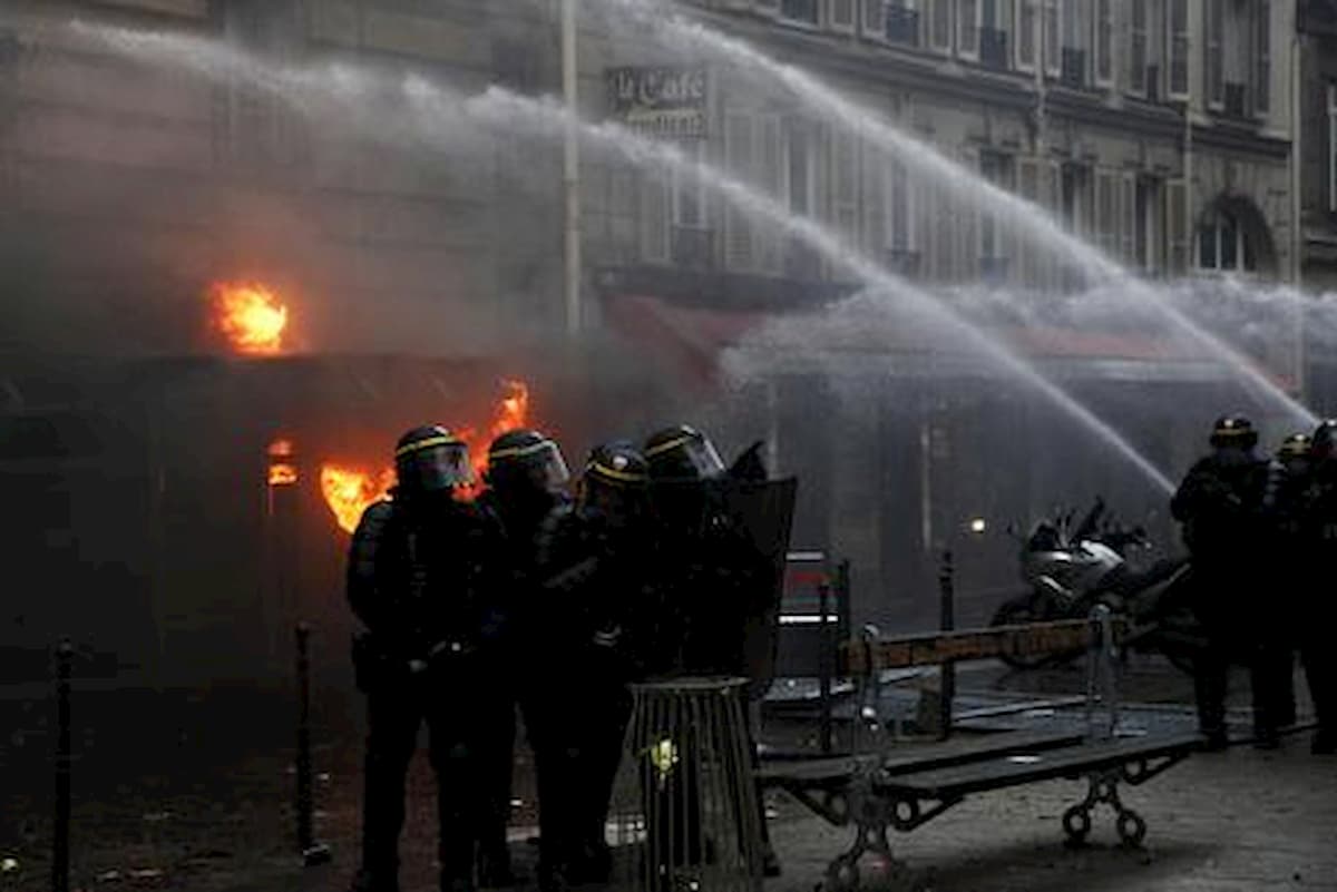 Pensioni Francia. Il Governo: "62 anni di età non si tocca". Ma i sindacati: "Sciopero più duro"