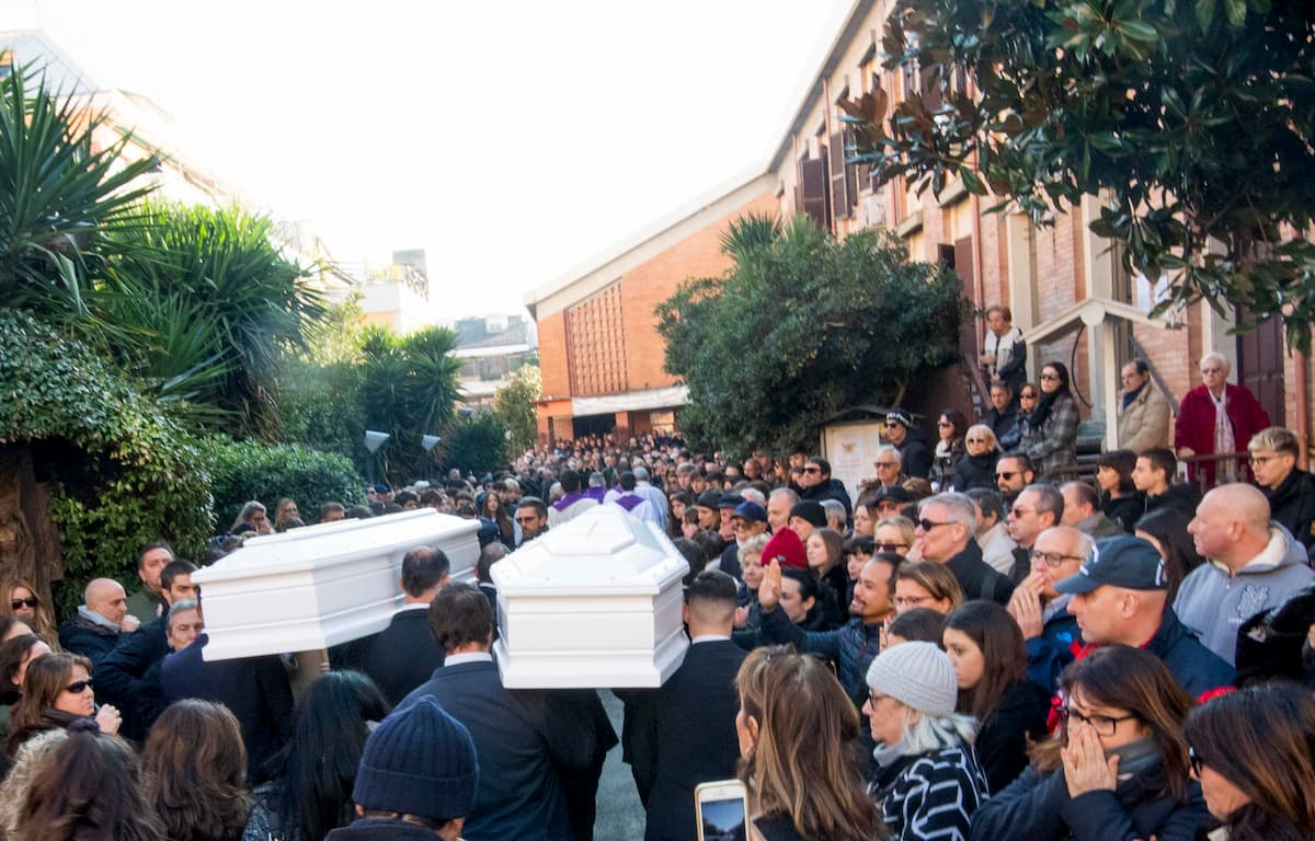 Camilla e Gaia, i funerali a Roma. Don Matteo Botto: "Quando sbronzo e fatto ti metti al volante: questa è vita?" VIDEO