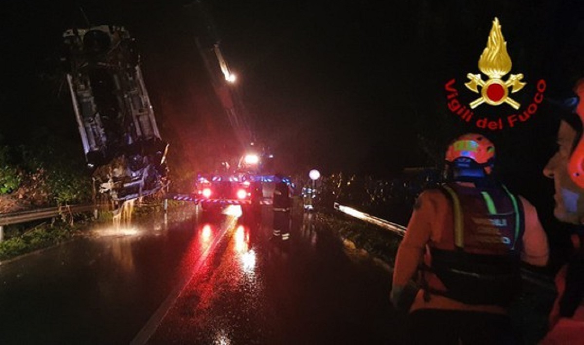 Maltempo in Sardegna, furgone travolto dalla piena del fiume