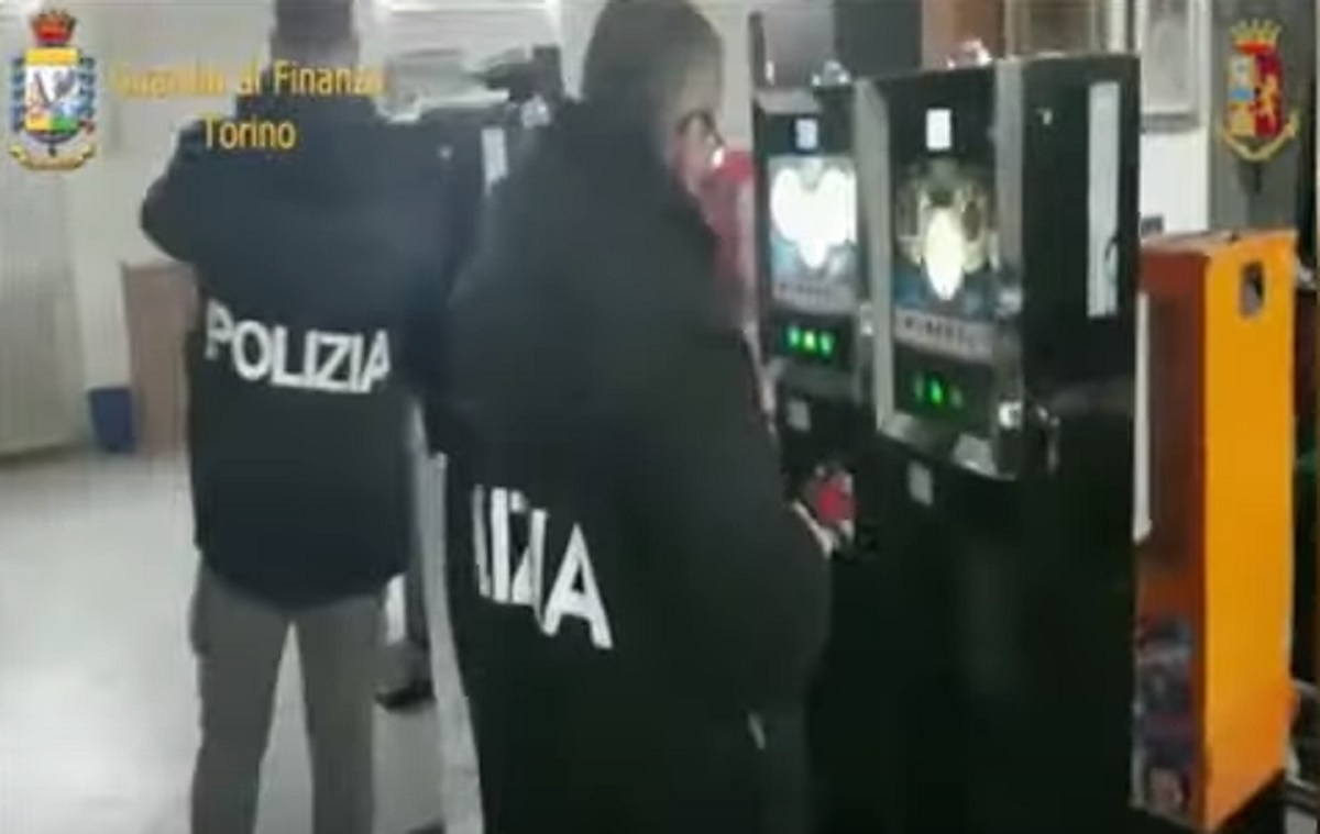 Gioco illegale, sequestrate centinaia di slot in tutta Italia. Il proibizionismo aumenta l'illecito