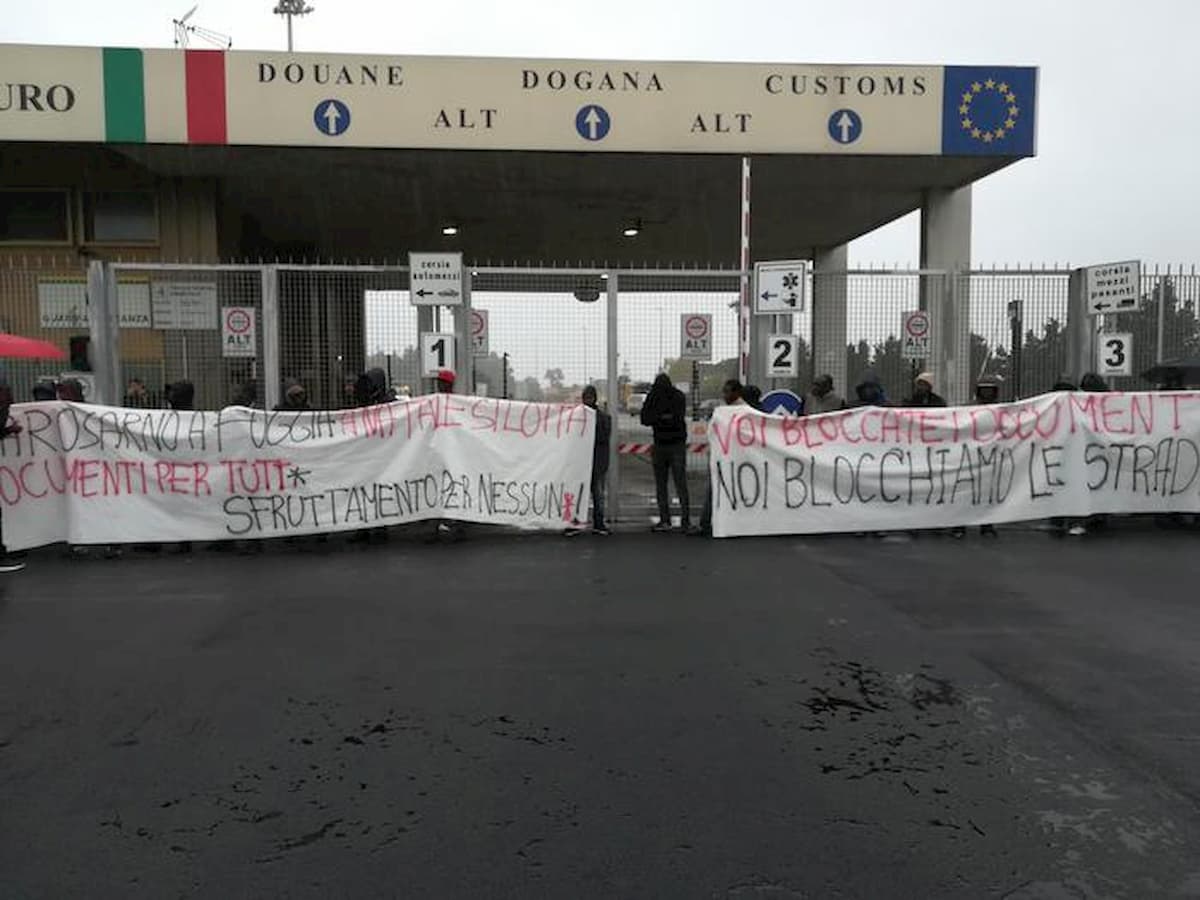 Gioia Tauro. I migranti delle tendopoli bloccano il porto: "Dateci documenti per lavorare"