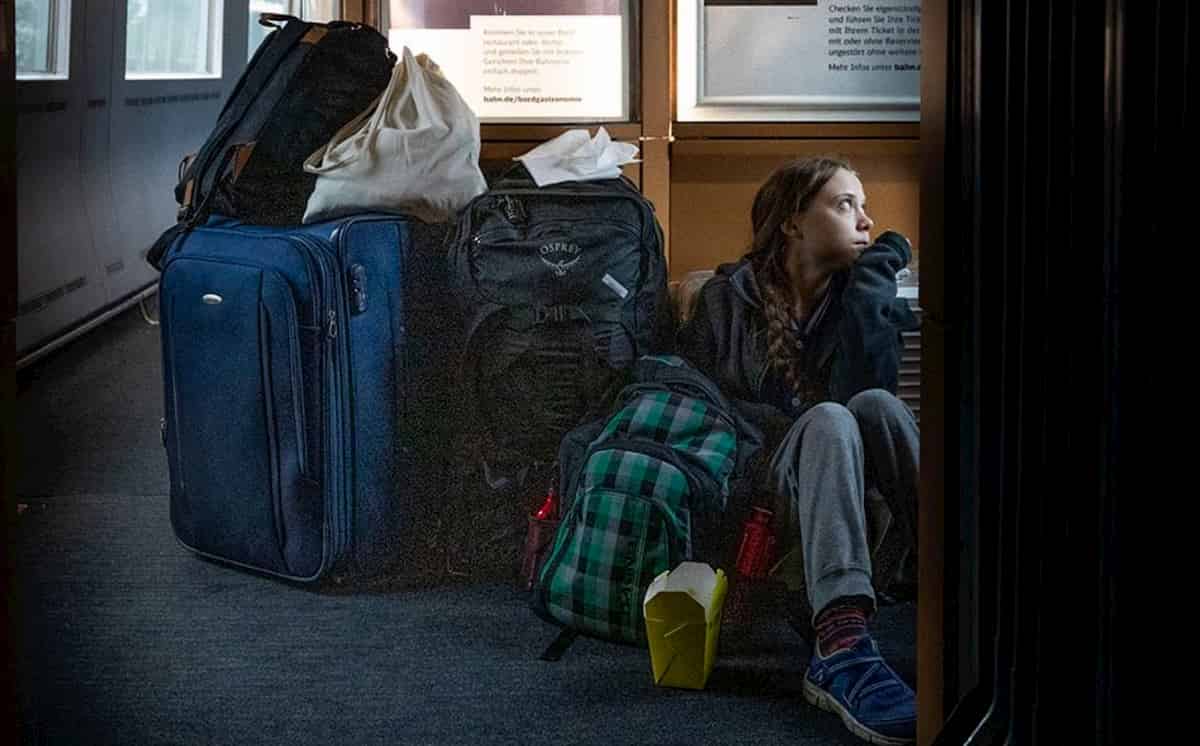 Greta Thunberg seduta per terra sul treno in Germania: battibecco con le ferrovie tedesche