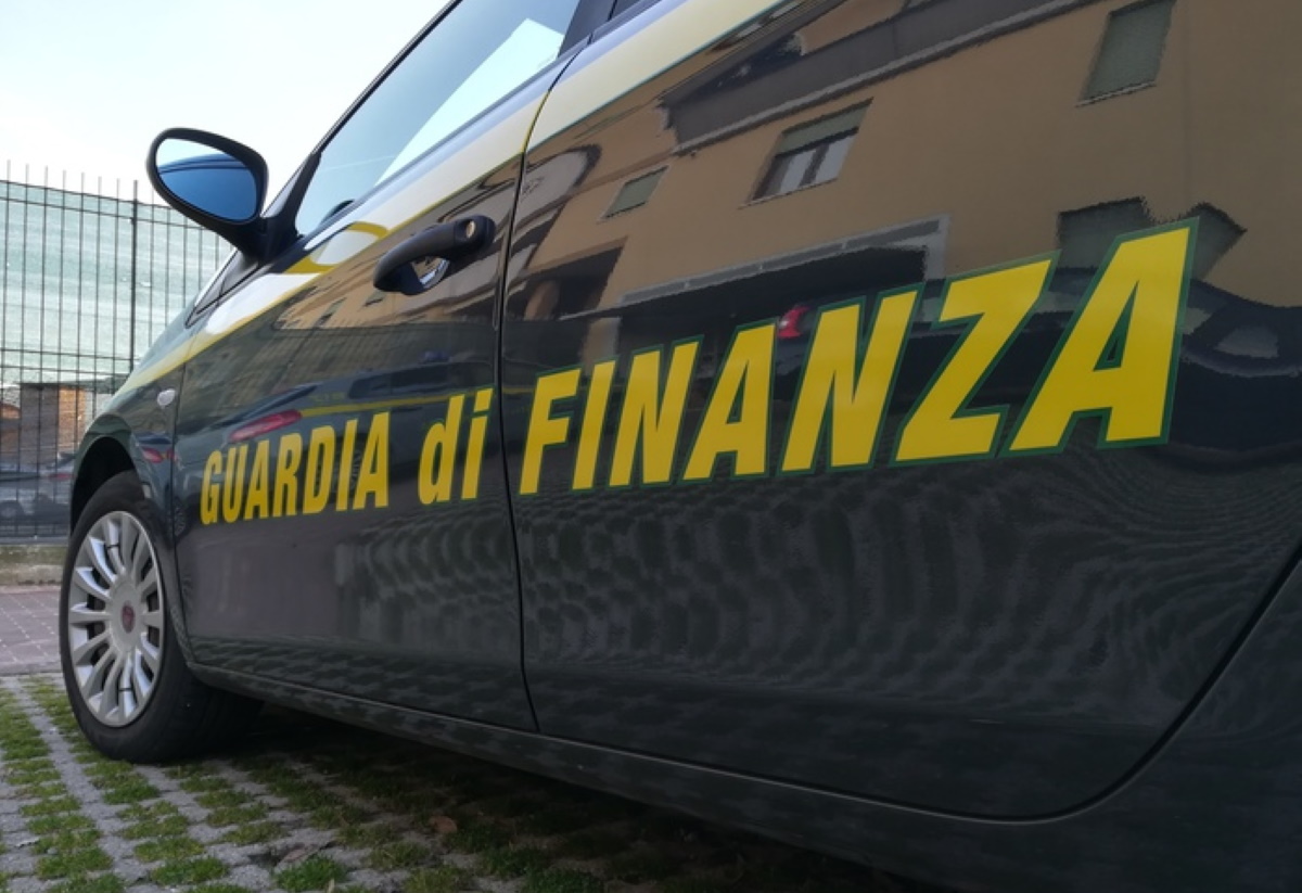 Palermo, contrabbandava sigarette e prendeva reddito di cittadinanza