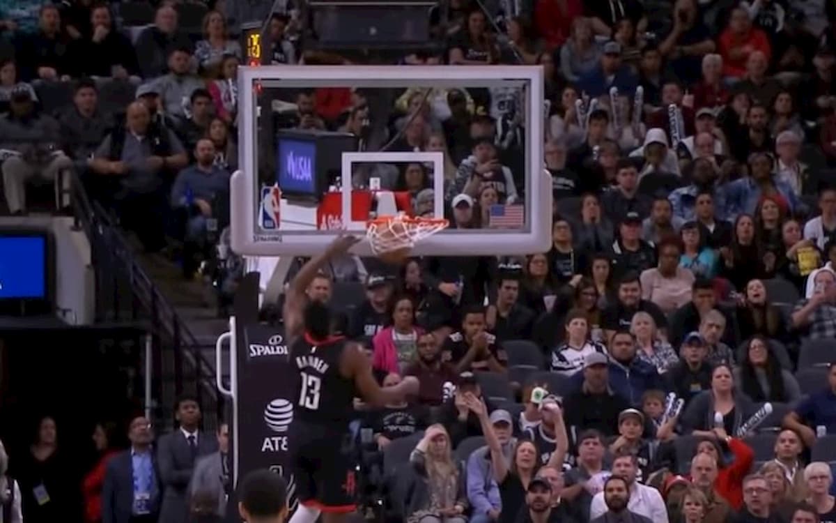 Nba, Harden schiaccia ma la palla entra ed esce: canestro annullato. Spurs-Rockets si rigioca?
