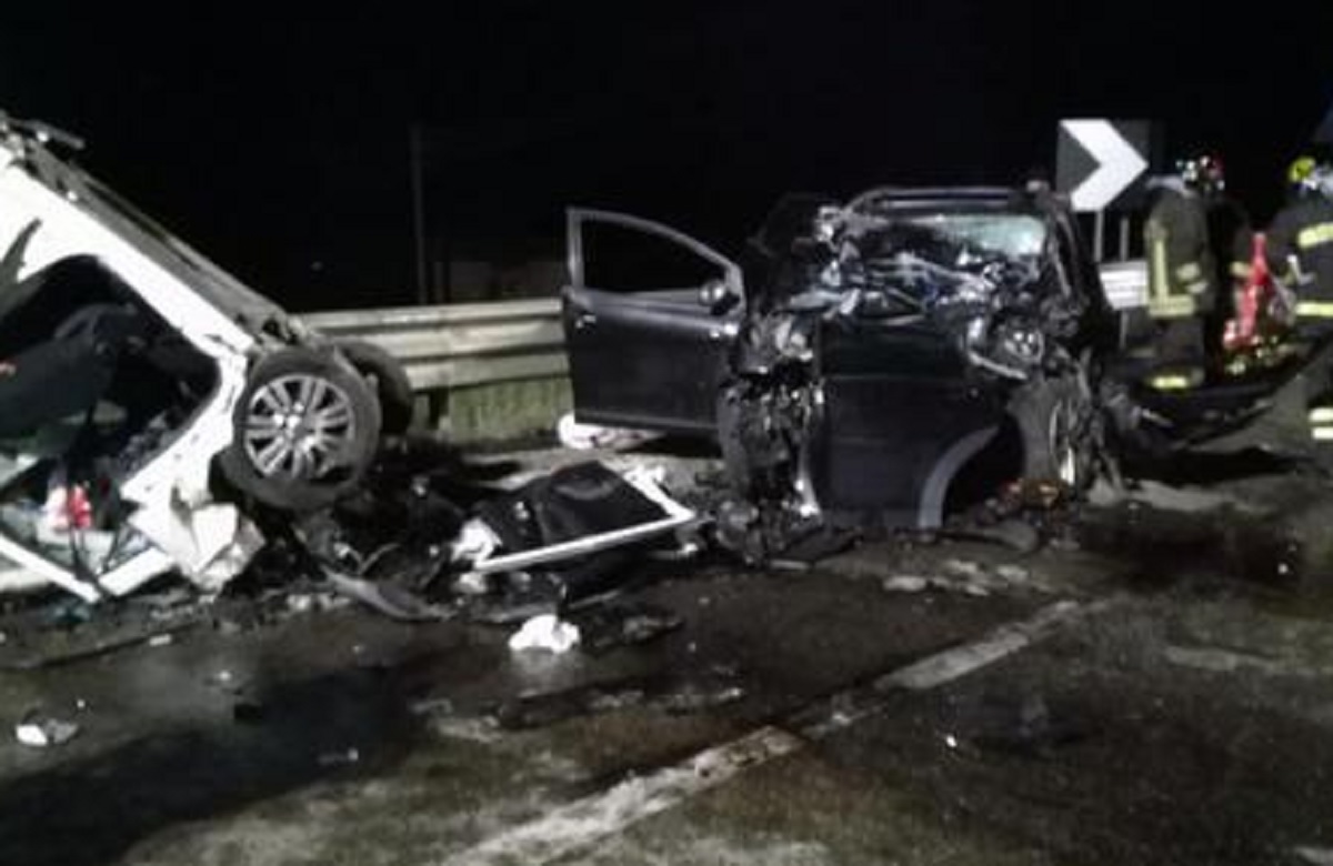 Camionista soccorre un uomo dopo incidente stradale, poi involontariamente lo investe