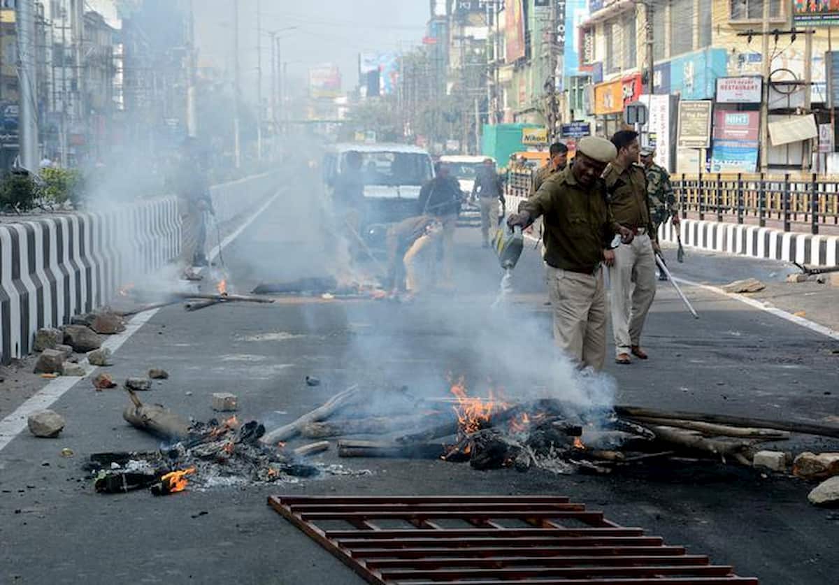 India, rivolta contro la cittadinanza che discrimina i musulmani. Oscurato Internet, telefoni senza campo