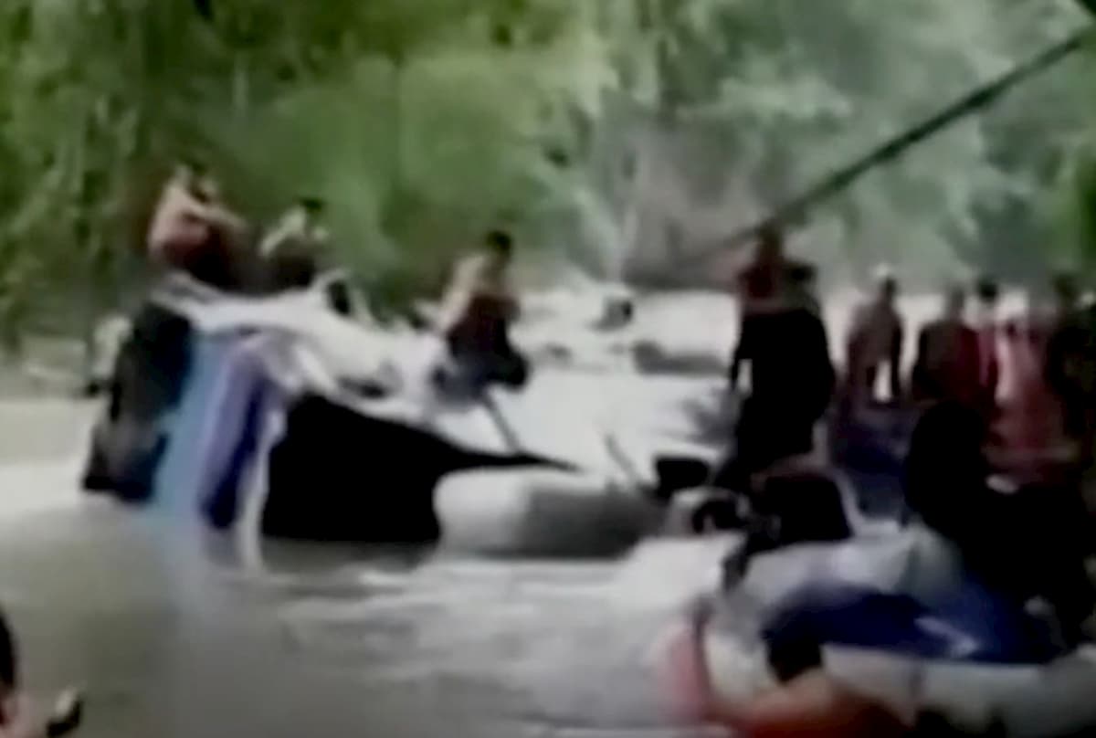 Indonesia, pullman precipita in un dirupo a Sumatra: almeno 25 morti VIDEO