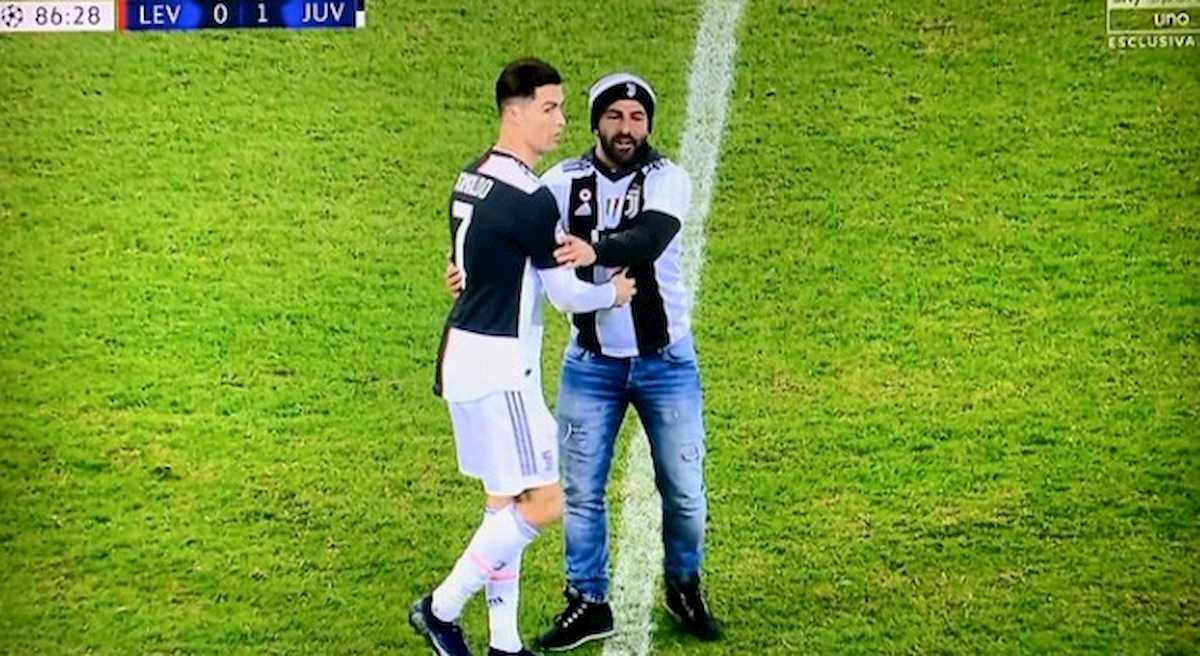 Leverkusen-Juventus, doppia invasione di campo: tutti da Cristiano Ronaldo...