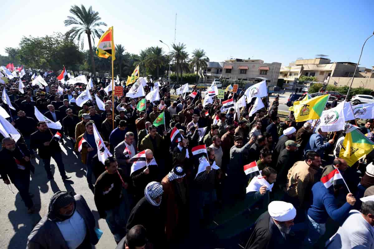 Iraq, migliaia di manifestanti assaltano ambasciata Usa a Baghdad