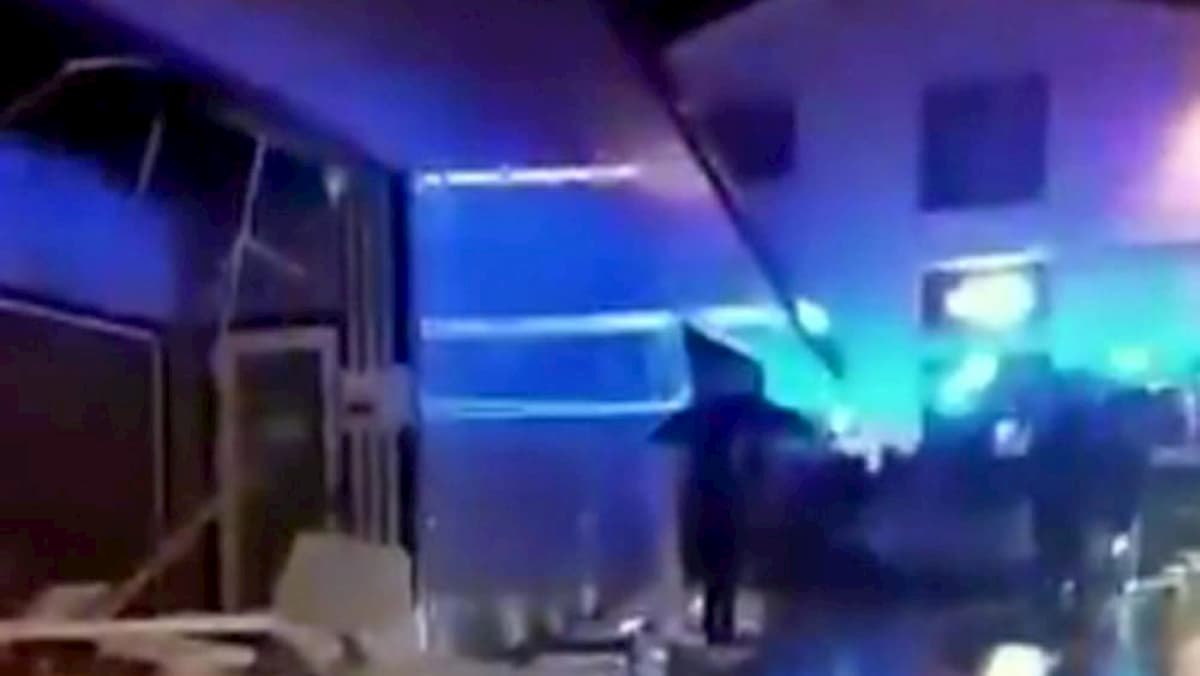 Lauria (Potenza), tetto del palazzetto vola per tromba d'aria e si schianta su palestra: 28enne gravissima