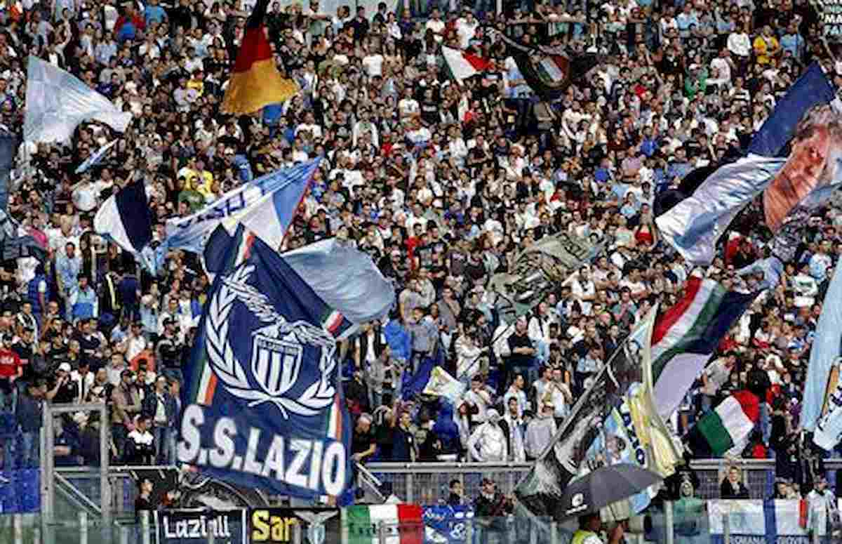 Lazio, i tifosi festeggiano la Supercoppa a Ponte Milvio