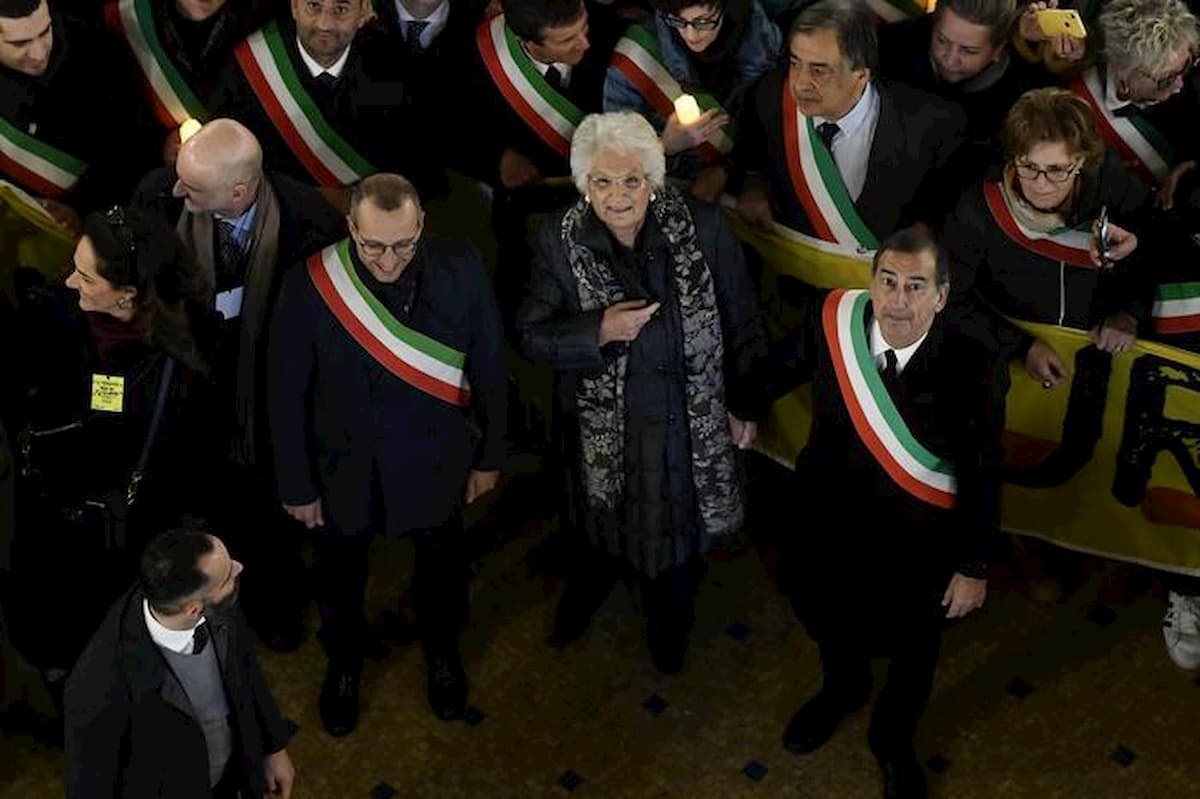 Milano, 600 sindaci in marcia per Liliana Segre