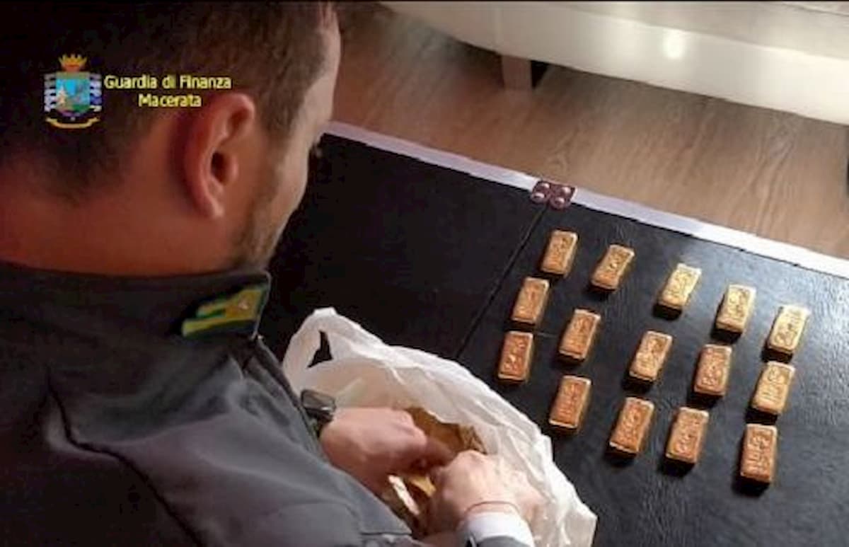 Macerata, lingotti d’oro nascosti sotto il letto. Comprati coi fondi per ospitare i terremotati