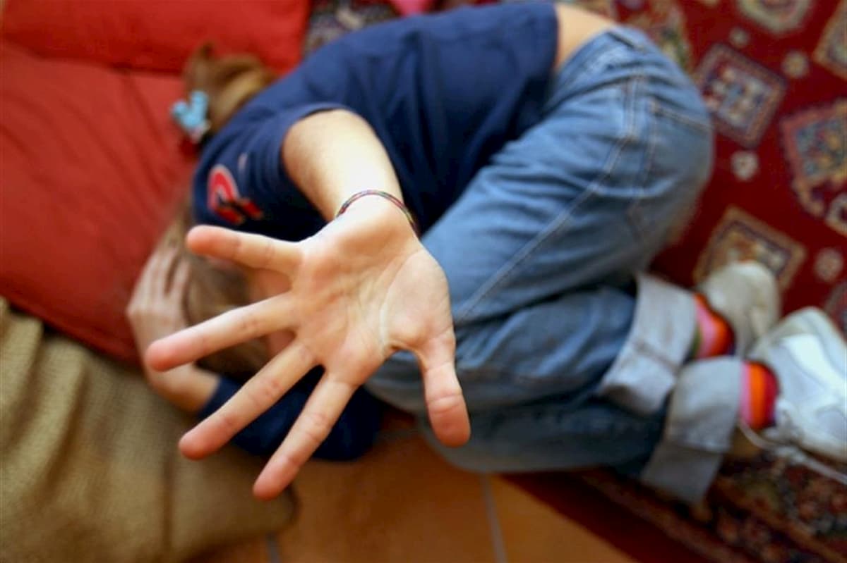 Milano, bimbo di 9 anni tenta di buttarsi dalla finestra a scuola: salvato dai maestri