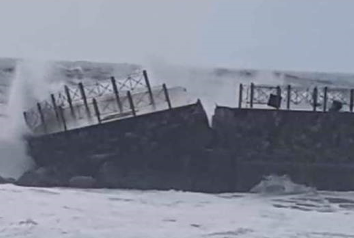 Pizzo Calabro, antico molo cede per la mareggiata violenta