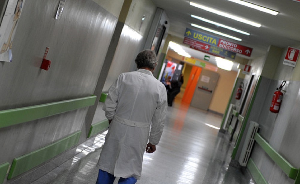 Ospedali: medici in corsia dai 27 ai 70 anni. E più soldi