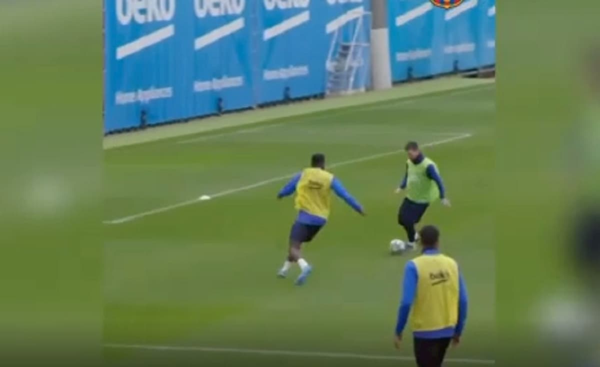 Messi, prodezza in allenamento: dribbling, palla nascosta e pallonetto VIDEO