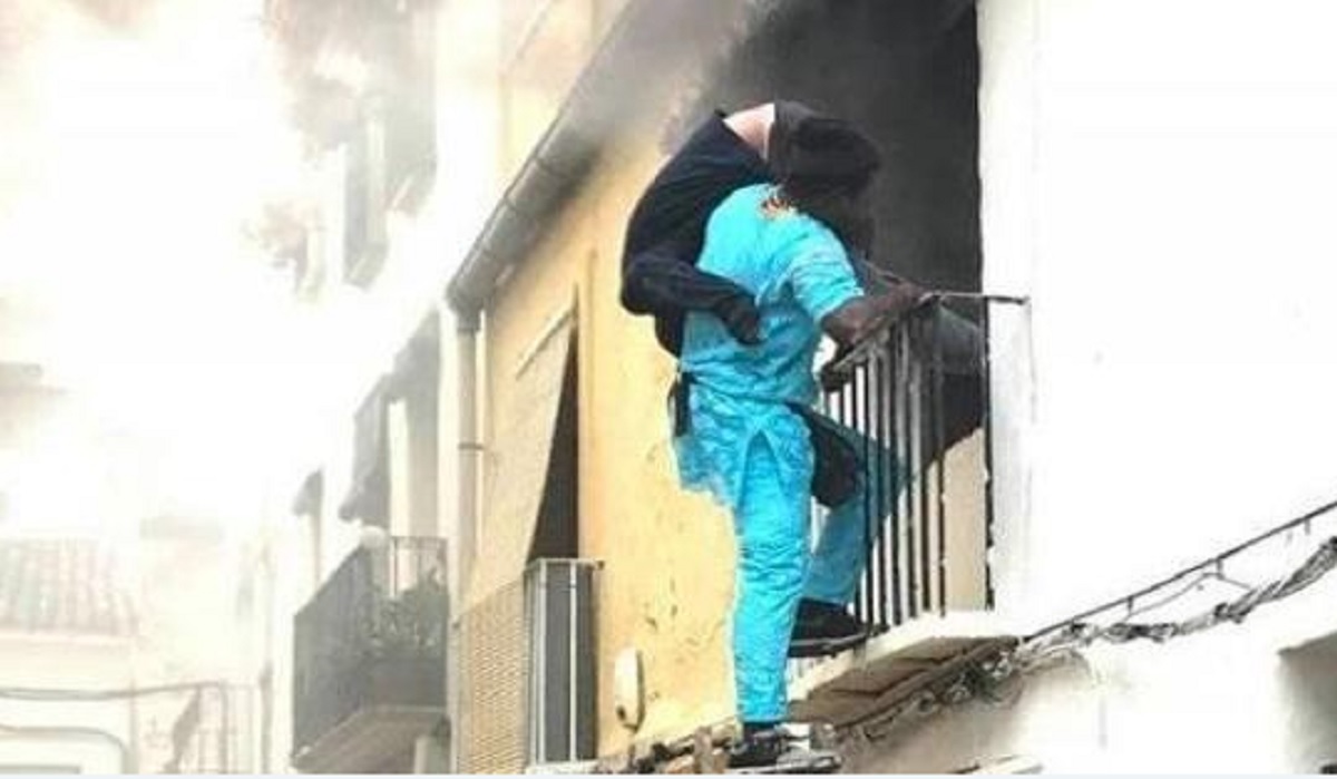 Spagna, migrante salva disabile da un incendio. "E' un eroe, dategli il permesso di soggiorno"