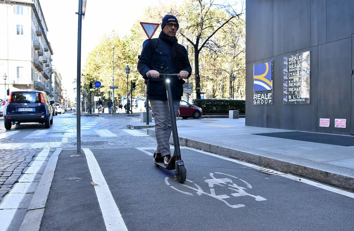 Monopattini elettrici come le bici e non come i motorini: niente maxi multe