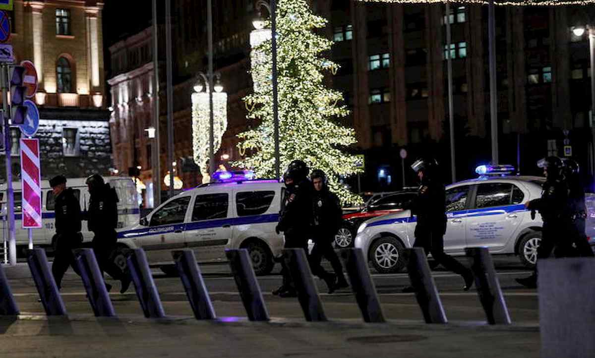 Mosca, spari alla sede dei servizi segreti: 3 morti, anche il killer. E' terrorismo VIDEO