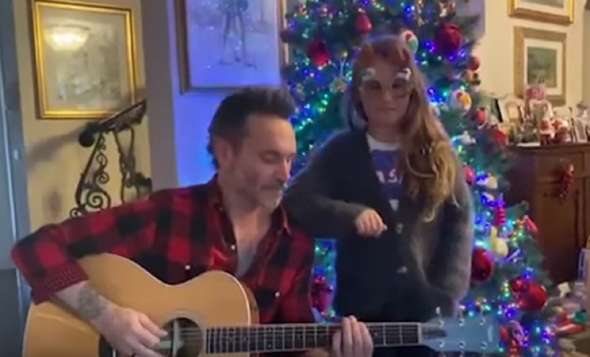 Nek e duetta con la figlia per Natale cantando "Jingle Bells Rock" VIDEO