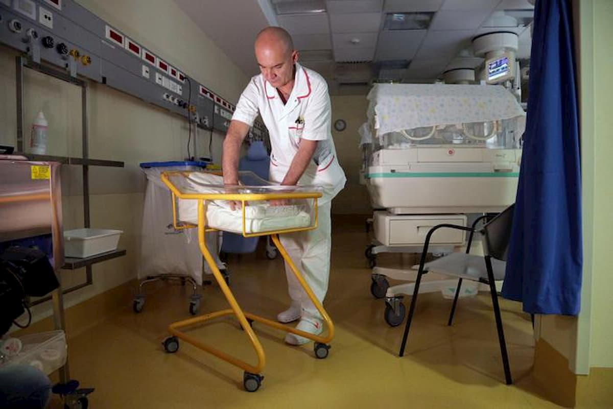 Bologna. Il telefonino non entra nel reparto di neonatologia dell'Ospedale Maggiore