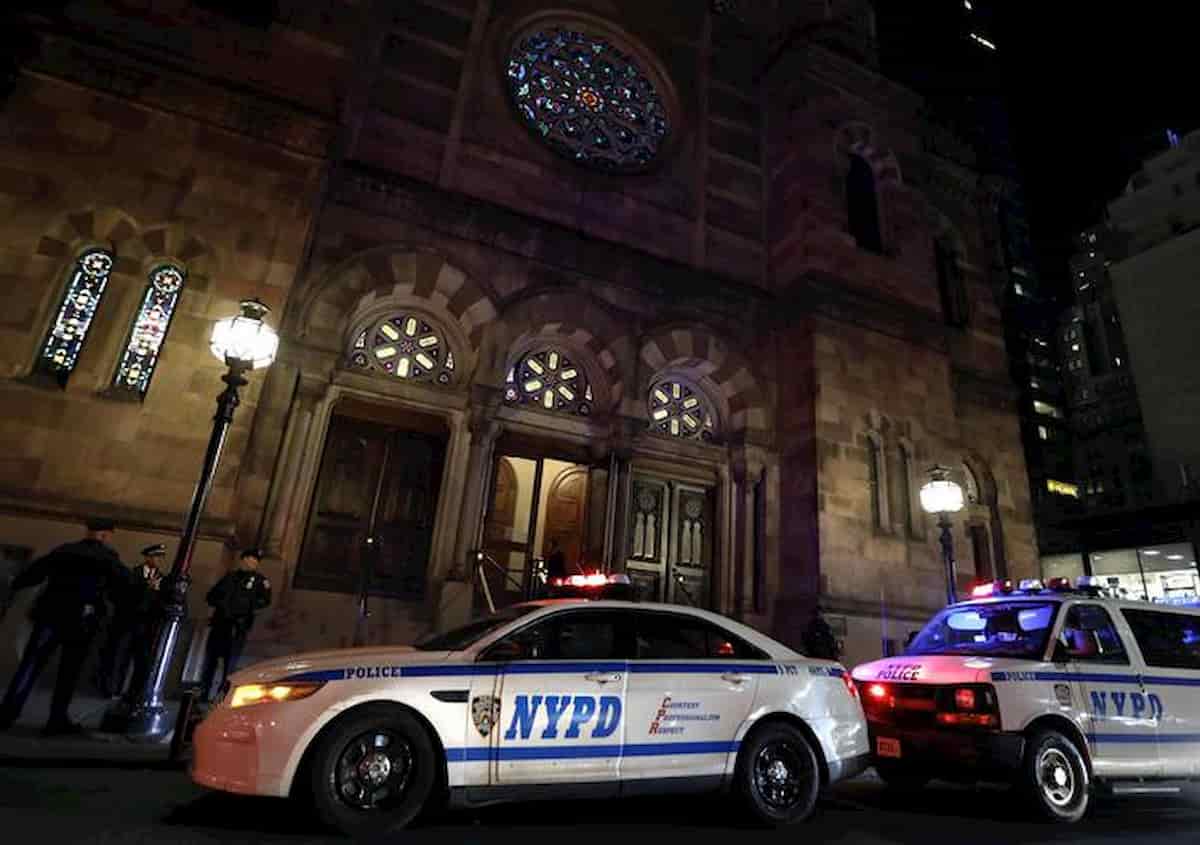 New York, afroamericano entra col machete in casa del rabbino e fa cinque feriti