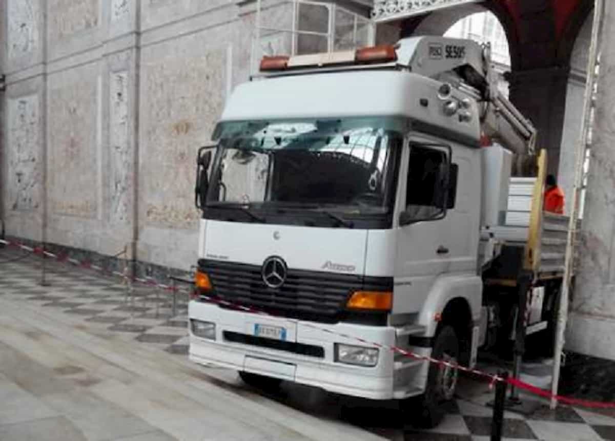 Napoli, camion gru nel Palazzo Reale...dalla porta d'ingresso principale FOTO