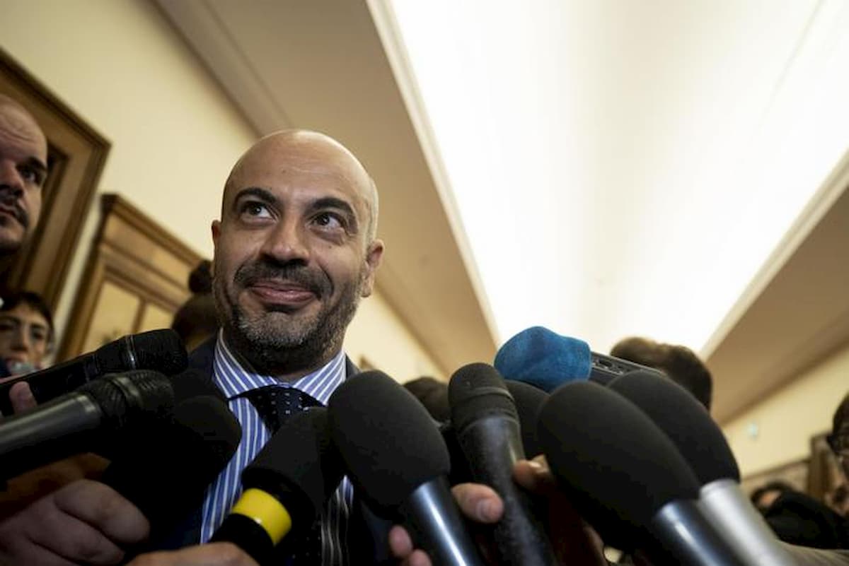 M5s, procedura contro Gianluigi Paragone, rischia l'espulsione. Lui: "Ora ci divertiamo"