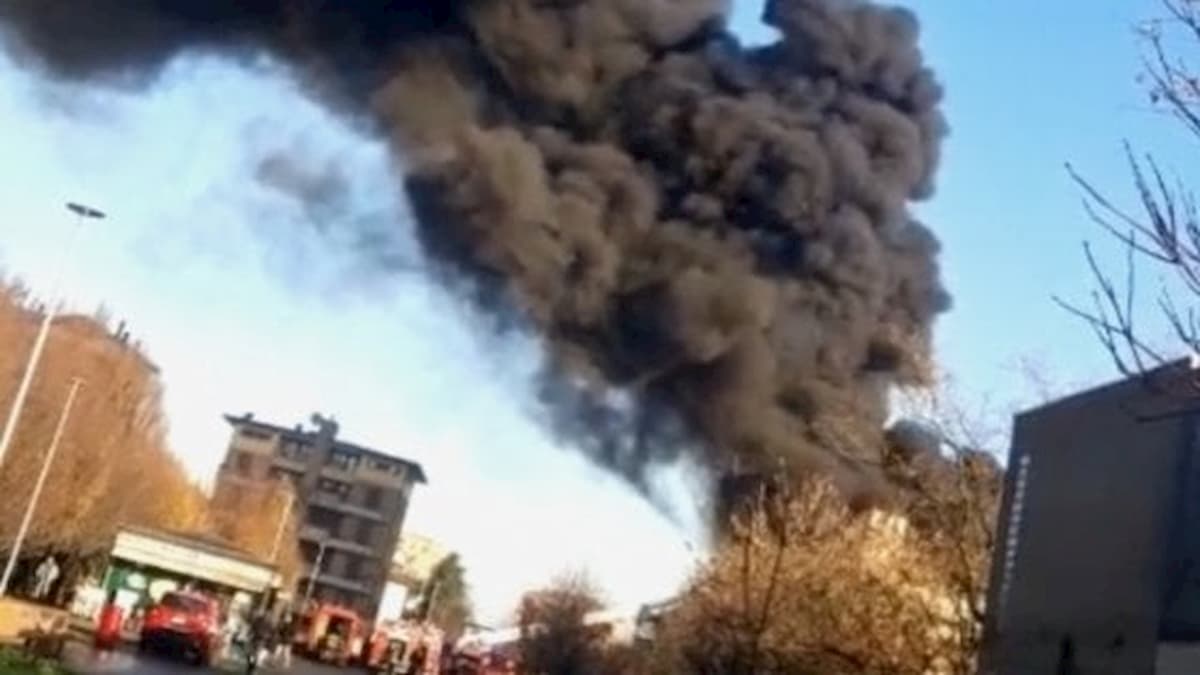 Parma, scoppia un incendio in una scuola durante i lavori di ristrutturazione: classi sgomberate