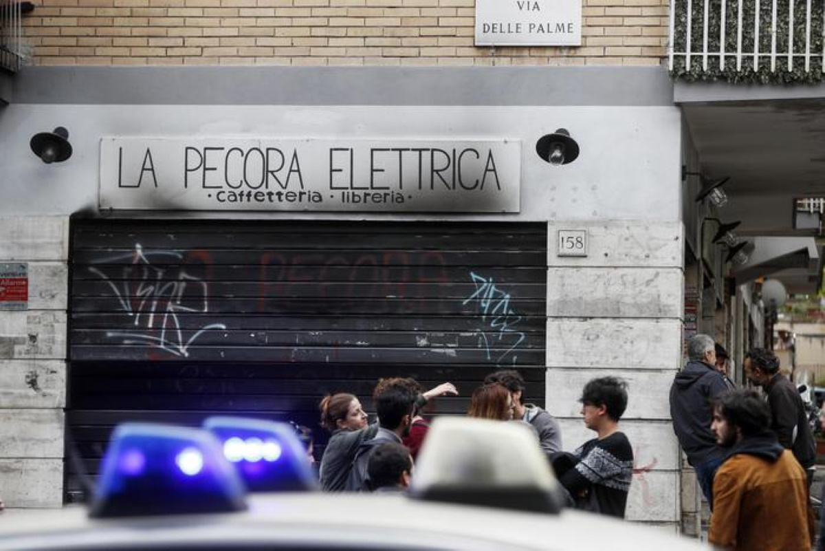 Pecora Elettrica, annuncio su Fb: Non riapriremo dopo rogo doloso a Roma
