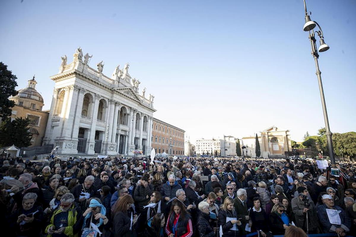 Sardine a Roma: la manifestazione in piazza San Giovanni, tra Bella Ciao e la Costituzione