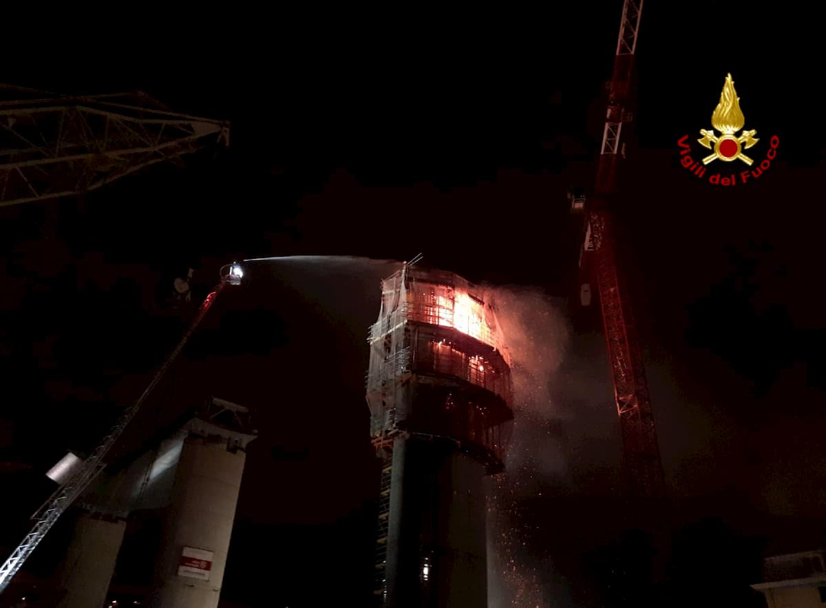 Genova, incendio nel cantiere del nuovo ponte: fiamme all'interno di una pila