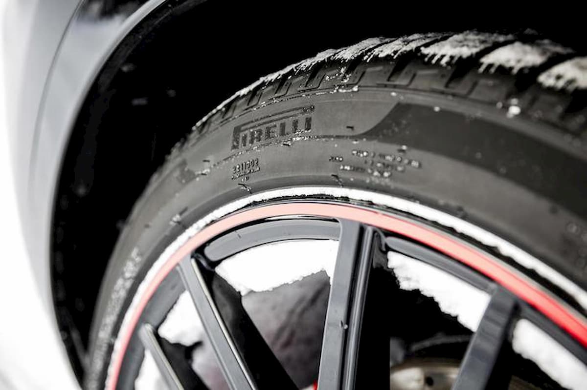 Pneumatici, col freddo si sgonfiano: come tenere la pressione sotto controllo