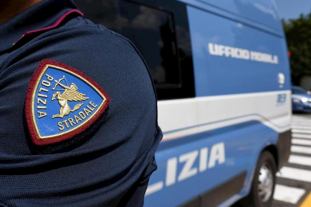 Ubriaco va contromano sull'A1 e provoca incidente: ferita la madre