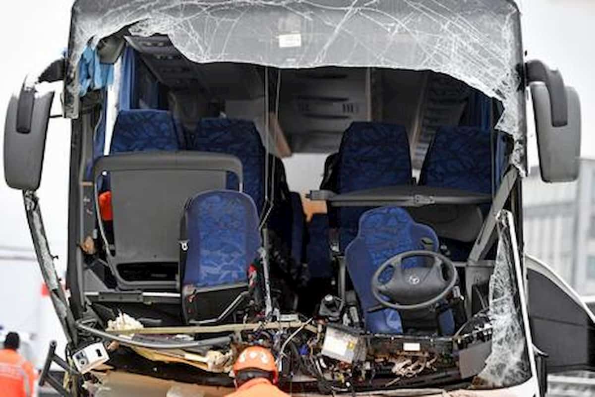 Austria, pullman di italiani si schianta in autostrada: muore autista 63enne