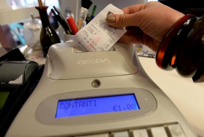 Scontrini negozi e bar: un milione e mezzo i registratori di cassa da cambiare