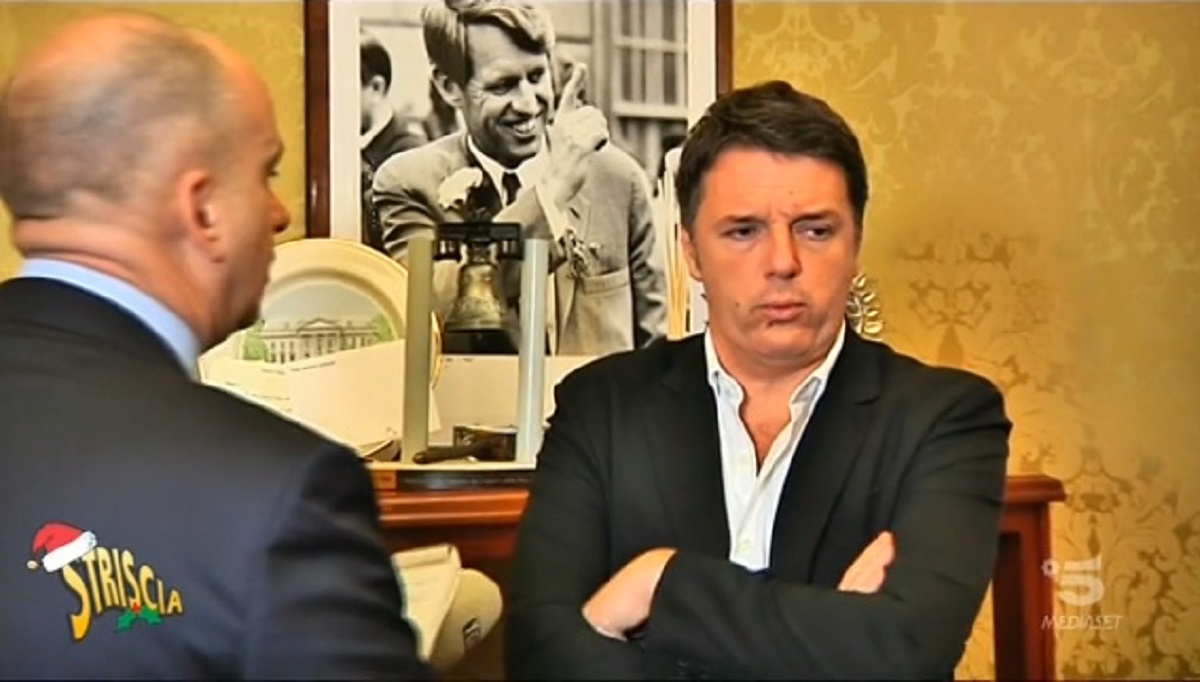 Renzi e il fuorionda scoperto da Striscia la Notizia: "Stavo per dire la verità ma..."
