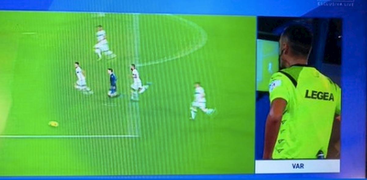 Napoli-Parma, rigore su Zielinski trasformato in punizione: ecco perché