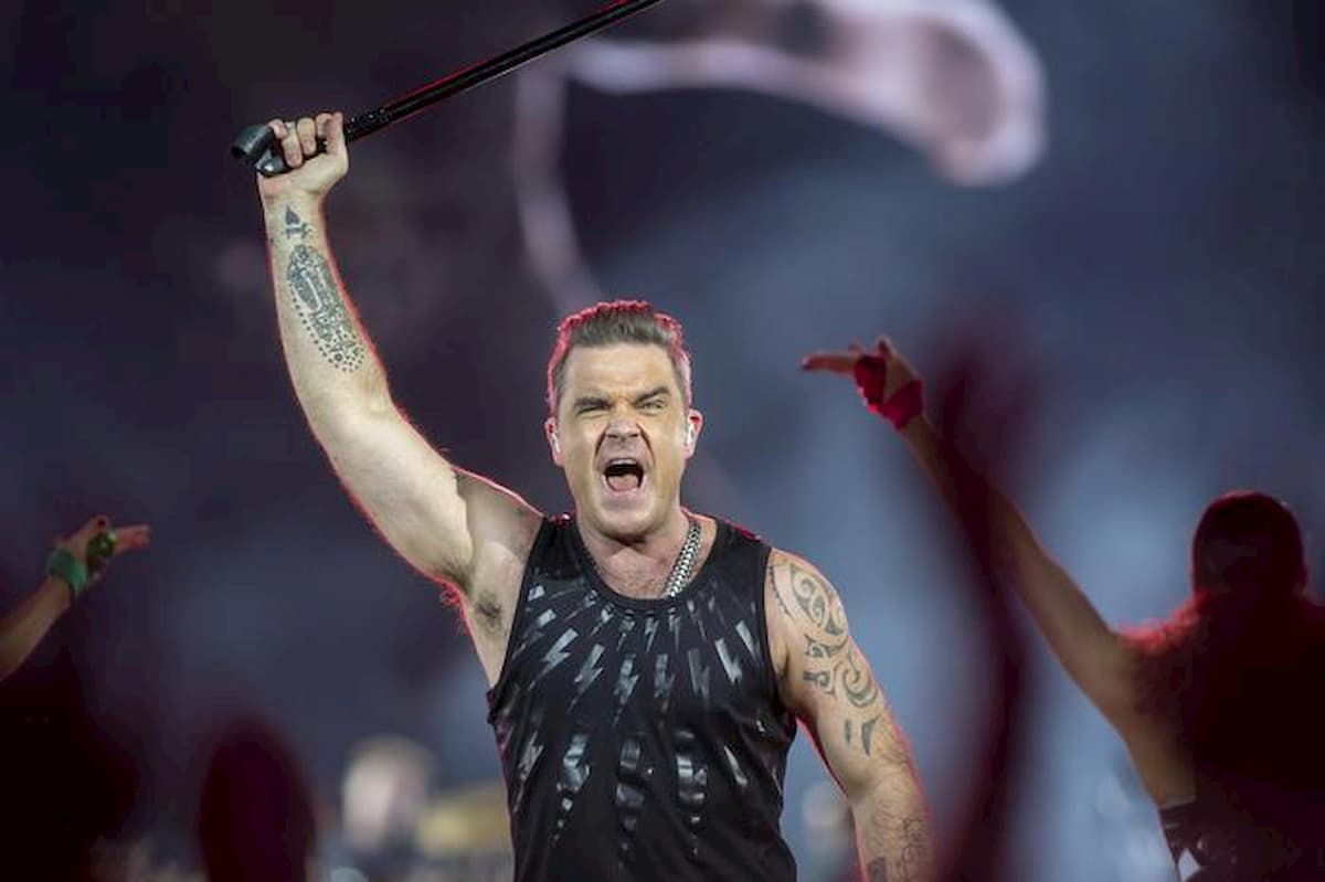 Robbie Williams e l'incontro con la futura moglie: "Avevo dormito con il mio spacciatore e lei..."