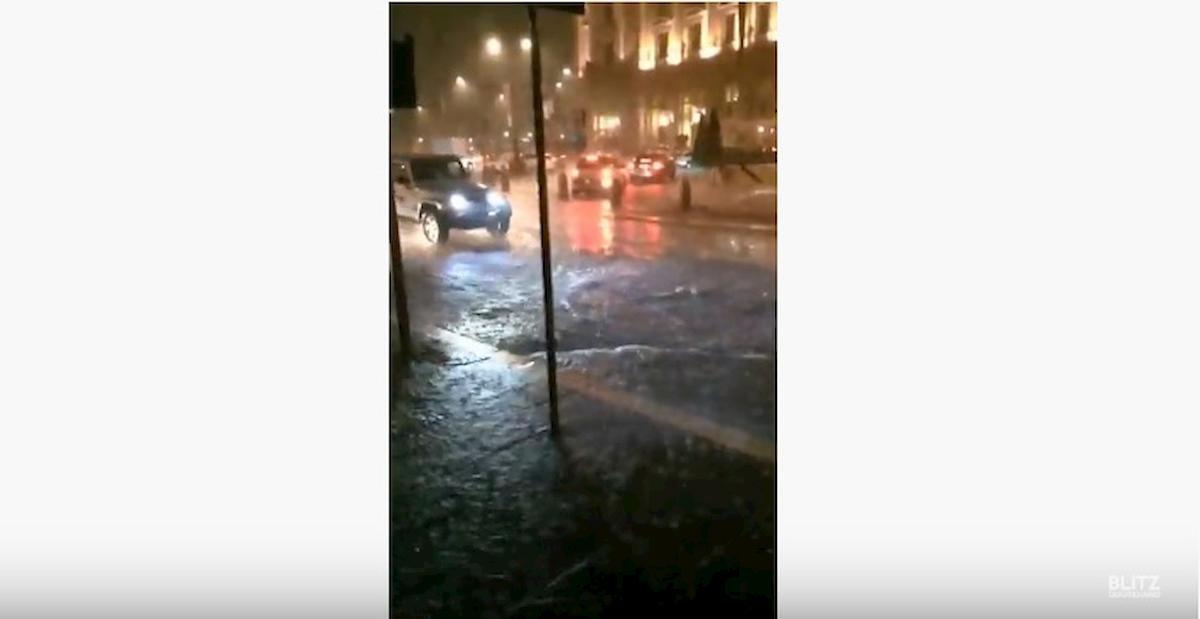 Piazza della Repubblica allagata, via Nazionale diventa un fiume